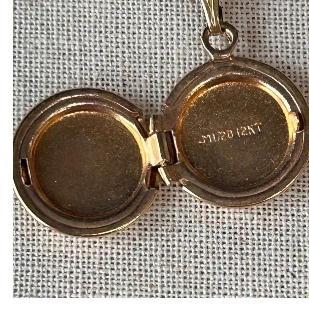 Vintage 1/20 12KT Gold Filled Etched Floral Round Locket Necklace 19.25 Inch
